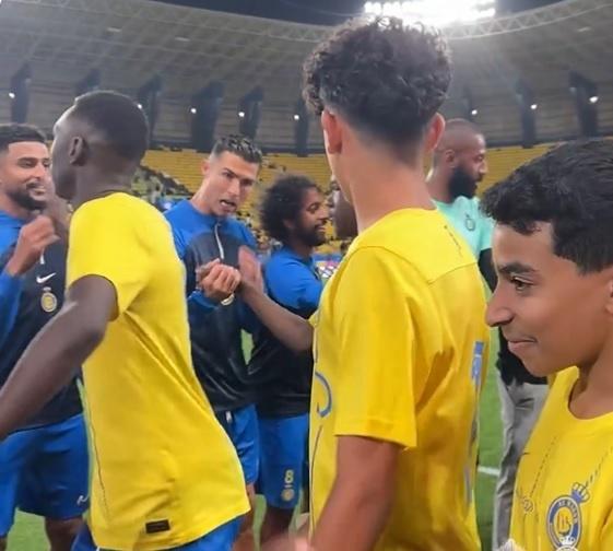 Cristiano Ronaldo repreende filho antes de jogo do Al-Nassr
