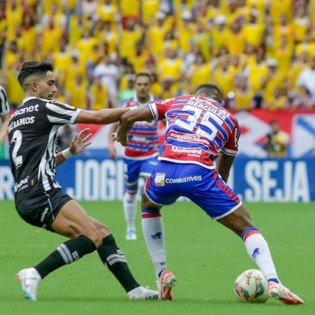 Jogadores de Fortaleza e Ceará em ação no jogo de ida da final do Cearense