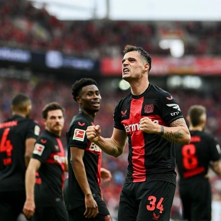 Granit Xhaka comemora gol marcado pelo Bayer 04 Leverkusen