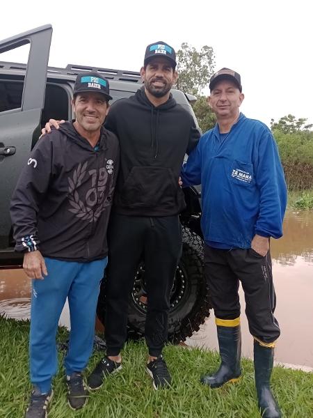 Paulo Baier da Geral (e) com Diego Costa e um amigo auxiliando atingidos por enchente