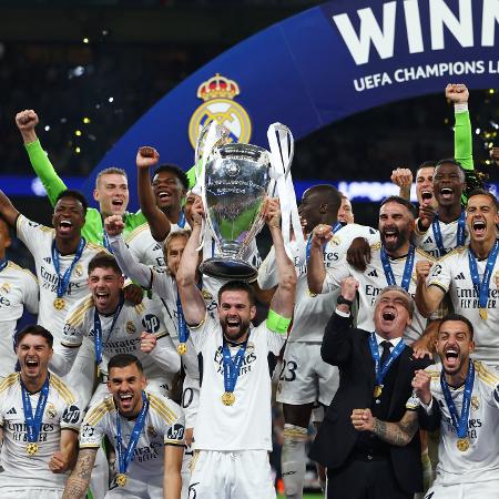 Jogadores do Real Madrid com a taça da Champions League