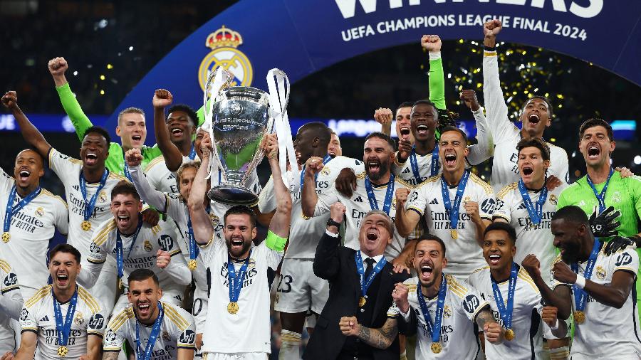Jogadores do Real Madrid com a taça da Champions após vitória sobre o Borussia Dortmund Jogadores do Real Madrid com a taça da Champions após vitória sobre o Borussia Dortmund