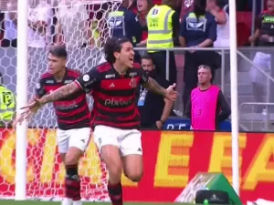 Flamengo joga mal, vira com pênalti incomum e encosta no Botafogo