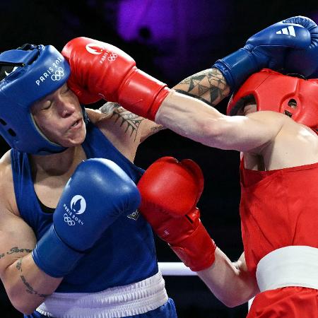 Bia Ferreira (de azul) em ação contra Kellie Harrington no boxe feminino das Olimpíadas