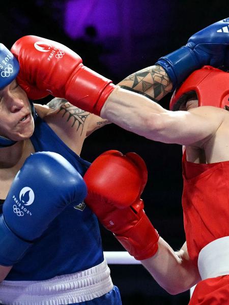 Bia Ferreira (de azul) em ação contra Kellie Harrington no boxe feminino das Olimpíadas