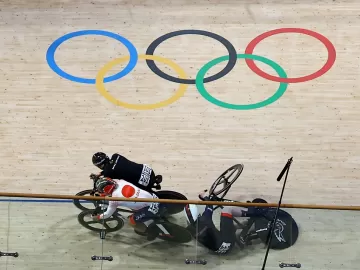 Acidente grave marca último dia do ciclismo nas Olimpíadas; veja fotos