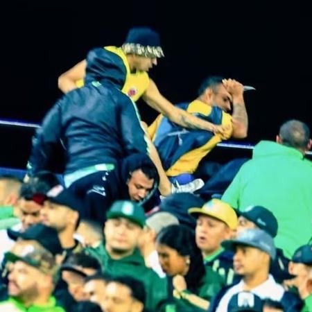 Torcedores de Atlético Nacional e Junior Barranquilla brigam durante jogo pelo Campeonato Colombiano