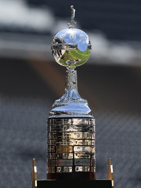 Detalhe do troféu da Copa Libertadores no gramado do Monumental de Nuñez Detalhe do troféu da Copa Libertadores no gramado do Monumental de Nuñez