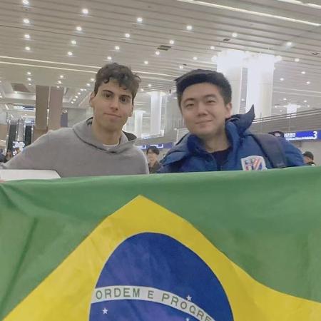 Gabriel Bortoleto com o fã chinês Brady Yu em Xangai Gabriel Bortoleto com o fã chinês Brady Yu em Xangai