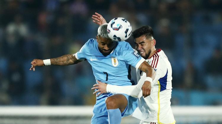 Aguirre disputa a bola pelo alto com Wilker Ángel em Uruguai x Venezuela Aguirre disputa a bola pelo alto com Wilker Ángel em Uruguai x Venezuela