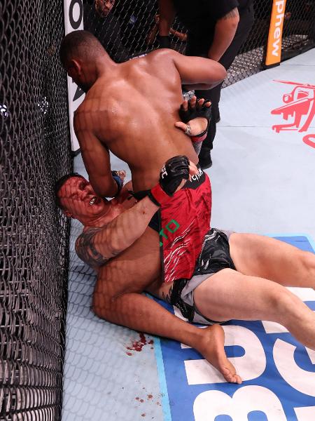 Jhonata Diniz leva soco de Mario Pinto durante luta no UFC Rio