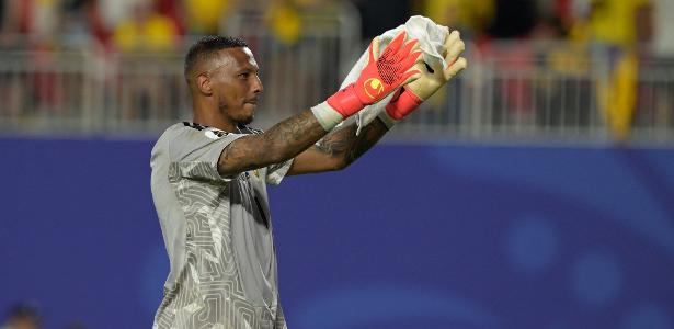 'Inacreditável', diz herói de Curaçao após fazer 15 defesas contra Equador