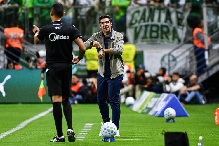 abel-ferreira-reclama-com-arbitragem-durante-partida-contra-o-atletico-mg-pelo-brasileirao-1785110181739_v2_750x1 Palmeiras tropeça em casa e perde chance de disparar; Atlético-MG vence com falhas do goleiro