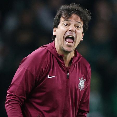 Fernando Diniz, técnico do Corinthians, durante partida contra o Coritiba, pelo Brasileirão Fernando Diniz, técnico do Corinthians, durante partida contra o Coritiba, pelo Brasileirão