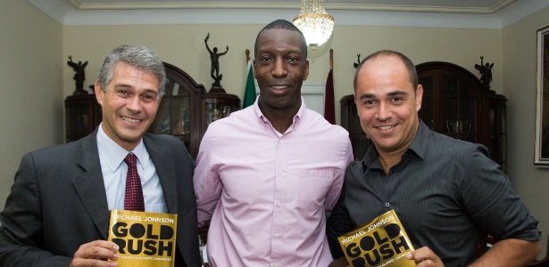 Michael Johnson (c) esteve nas Laranjeiras com o presidente Peter Siemsen (e) e Marcelo Teixeira - BRUNO HADDAD/FLUMINENSE F.C. - BRUNO HADDAD/FLUMINENSE F.C.