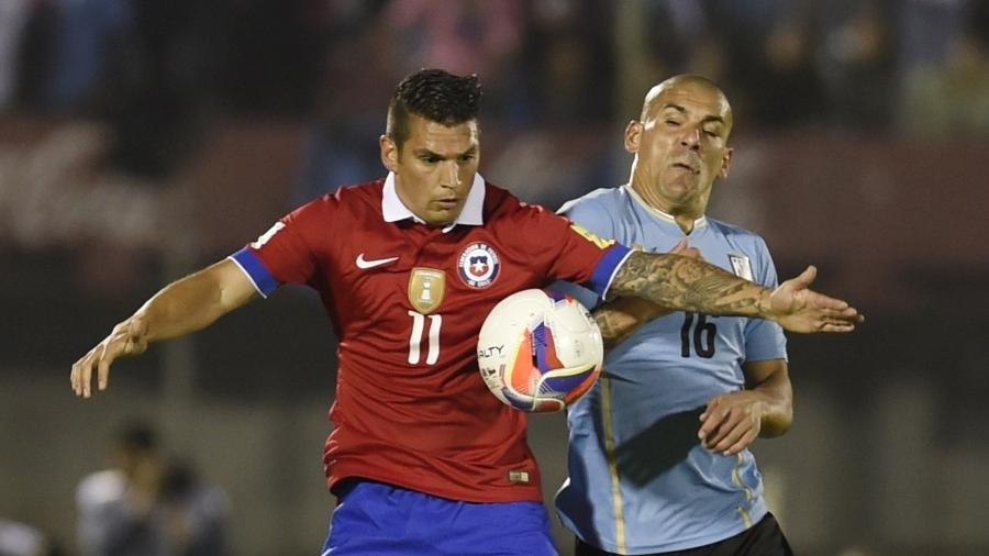 Mark González em ação pelo Chile durante partida contra o Uruguai pelas Eliminatórias da Copa de 2018  - Xinhua/Nicolás Celaya