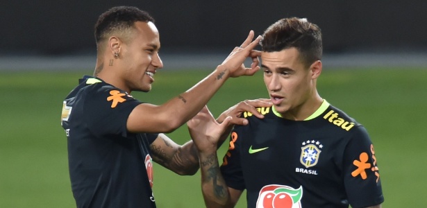 Amigos Neymar (e) e Philippe Coutinho brincam durante treino da seleção brasileira - Luka Gonzales/AFP