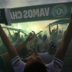 Torcida da Chapecoense presta sua homenagem na Arena Condá - Paulo Whitaker/Reuters