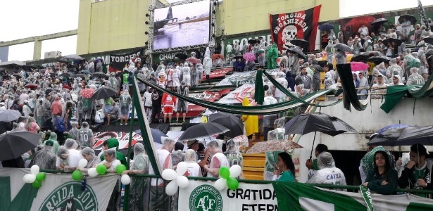 Bandeiras de torcidas organizadas de todo o país estão nas arquibancadas da Arena Condá - Danilo Lavieri/UOL