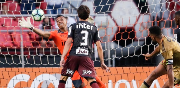 Sidão fez boas defesas na partida contra o Sport - THIAGO BERNARDES/FRAMEPHOTO/ESTADÃO CONTEÚDO