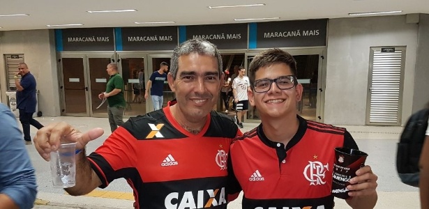 Victor (d) posa para o UOL Esporte ao lado do amigo do seu pai após o jogo do Flamengo - Vinicius Castro/UOL