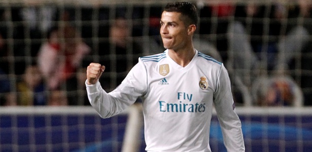 Cristiano Ronaldo comemora após marcar pelo Real Madrid sobre o Apoel - Yiannis Kourtoglou/Reuters