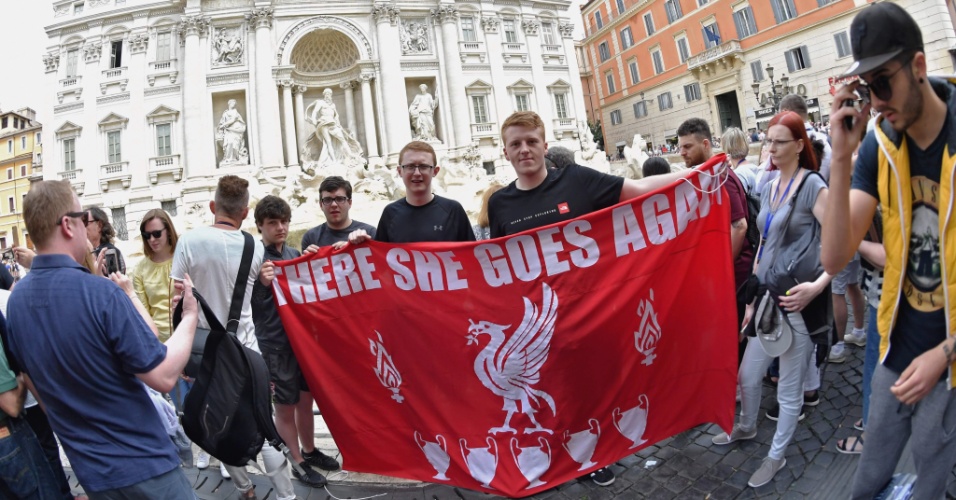 Torcedores do Liverpool atacaram fãs da Roma com barra de 