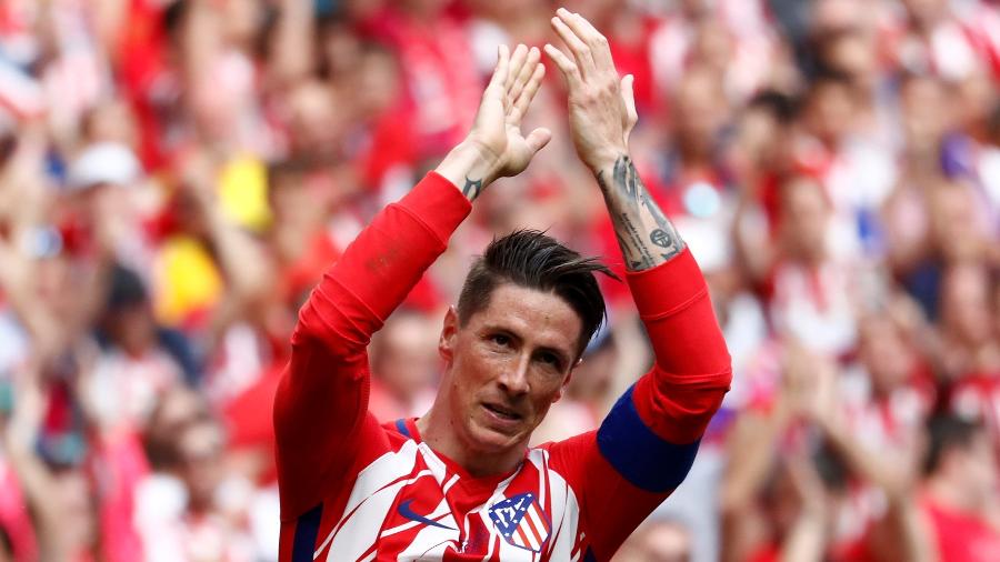 Fernando Torres cumprimenta a torcida durante seu última jogo pelo Atlético de Madri contra o Eibar - JUAN MEDINA/Reuters