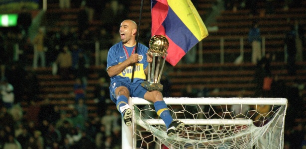 Colombiano Mauricio Sena comemora o título mundial do Boca Juniores em 2000 - Shaun Botterill/Allsport