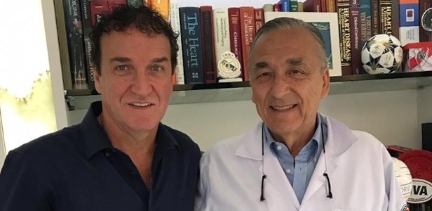 Cuca posa ao lado do Dr. Constantini, responsável por fazer a cirurgia - Arquivo Pessoal