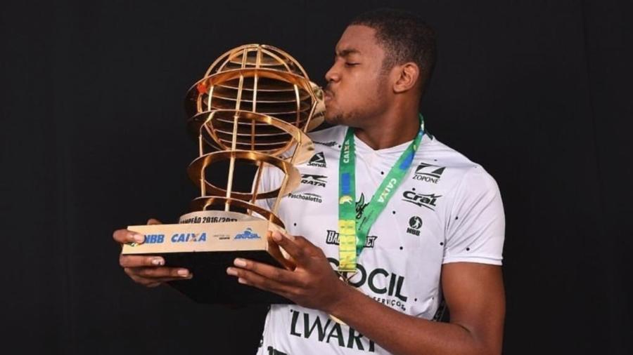 Maikão beija troféu nos tempos de Bauru - Reprodução Instagram