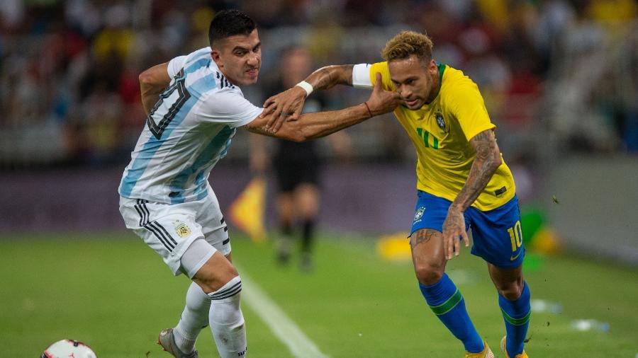 Neymar passa pela marcação de Battaglia no amistoso entre Brasil e Argentina, em 2018 - Pedro Martins / MoWA Press