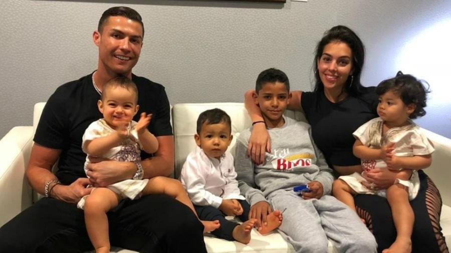 Cristiano Ronaldo posa com os filhos e com a namorada Georgina Rodriguez - reprodução/Instagram