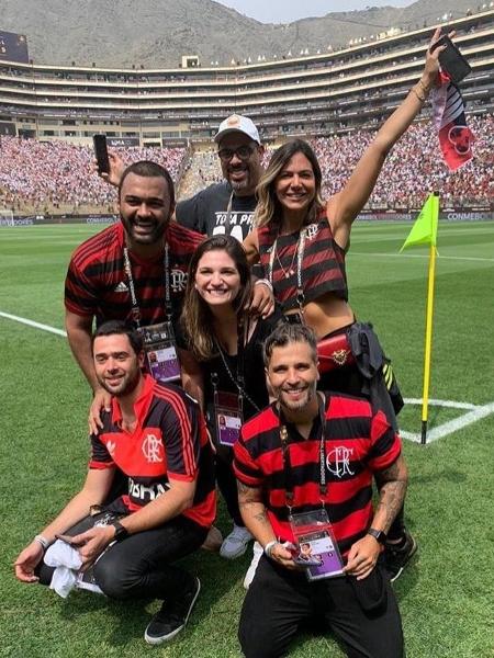 Robertinho (à esq., ao lado de Gagliasso) faz foto com camisa do Flamengo - Reprodução/Instagram/sampaio_carol