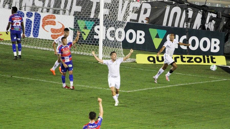 Madson, lateral do Santos, comemora seu gol marcado contra o Fortaleza - Fernanda Luz/AGIF