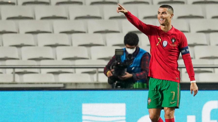 Cristiano Ronaldo celebra um dos 102 gols que já marcou por Portugal - Soccrates Images/Getty Images