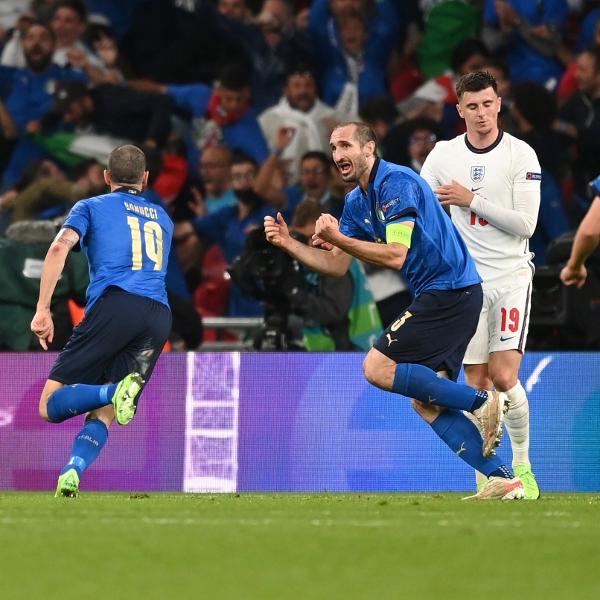 Bonucci comemora com Chiellini gol de empate italiano diante dos ingleses na final da Eurocopa