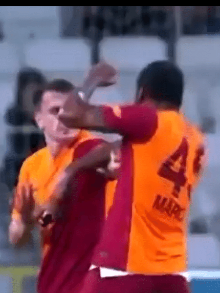 Brasileiro Marcão, do Galatasaray, foi expulso após agredir companheiro no Campeonato Turco - Reprodução