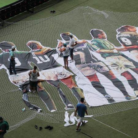 Integrantes da torcida organizada Mancha Verde preparando um mosaico, no Allianz Parque, antes da partida entre Palmeiras e Atlético-MG