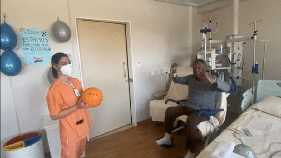 Pelé postou vídeo de exercício com bola em hospital. Ex-jogador se recupera de retirada de tumor no cólon - Reprodução