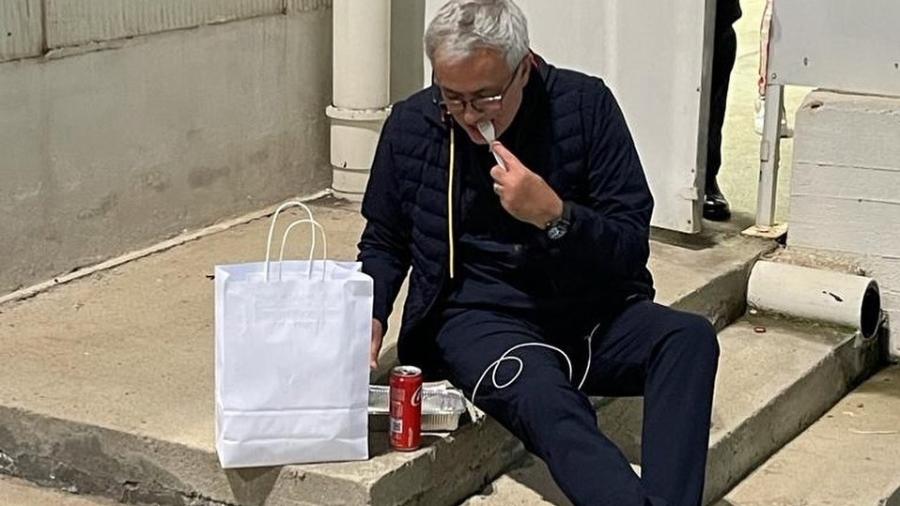Técnico José Mourinho postou foto jantando em escada de estádio após vitória da Roma - Reprodução