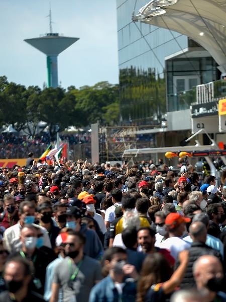 Boxes lotado de gente durante a visitacao no primeiro grande evento com liberacao de carga maxima de publico no Grande Premio Sao Paulo realizado no Autodromo de Interlagos - Duda Bairros/AGIF