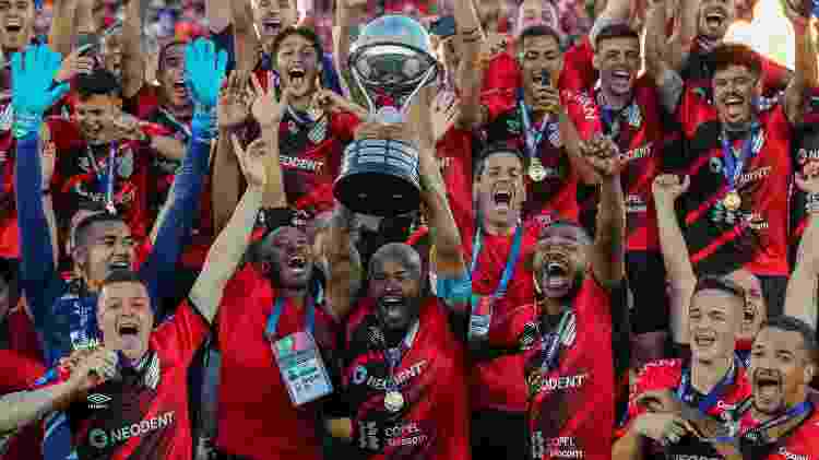 Thiago Heleno levanta o troféu de campeão da Copa Sul-Americana pelo Athletico-PR - FocoUy/AGIF - FocoUy/AGIF