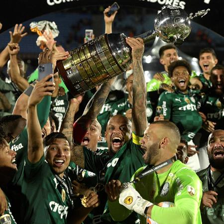 Palmeiras ergue o troféu da Libertadores pela terceira vez, com Felipe Melo capitão - Juan Mabromata / AFP