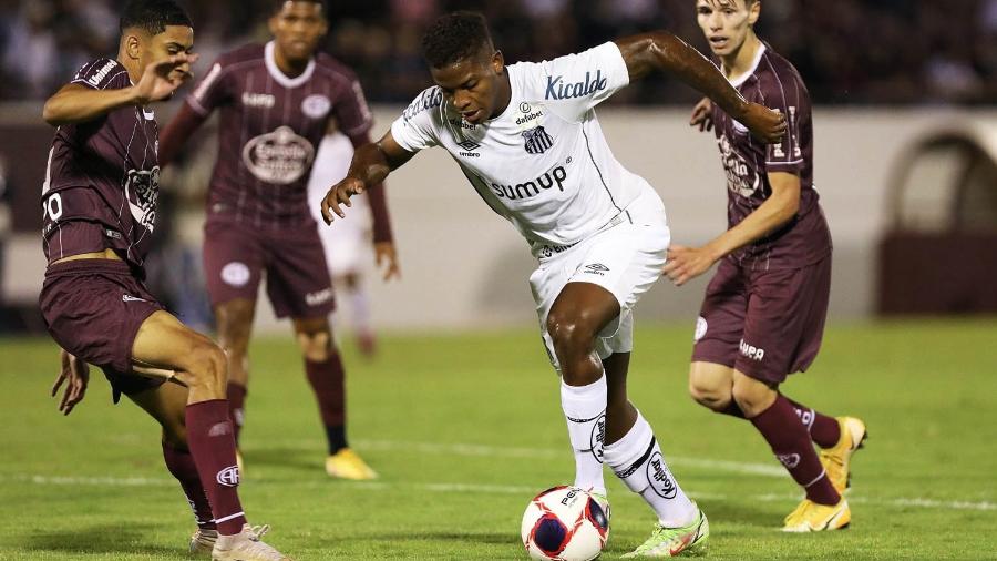 Equipes travaram uma partida dura e bastante pegada, principalmente no segundo tempo - Pedro Ernesto Guerra Azevedo/Santos FC