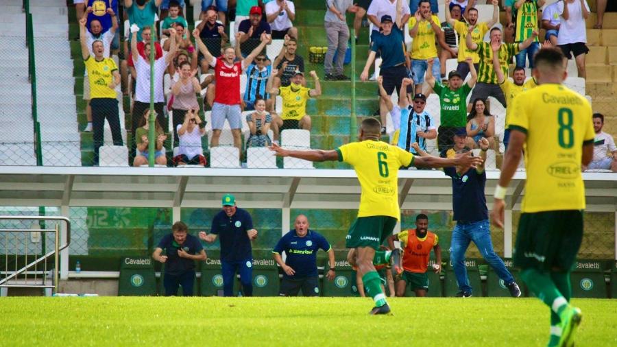 Jogadores do Ypiranga comemoram boa campanha do time no Gauchão - Enoc Júnior | YFC