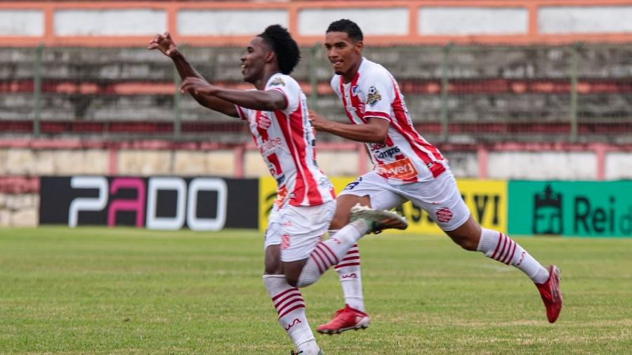 Lucas Oliveira e Denilson (ao fundo) comemoram gol pelo Bangu: atacante vai para o Vasco e meia para o Cuiabá - Caio Almeida / Bangu AC