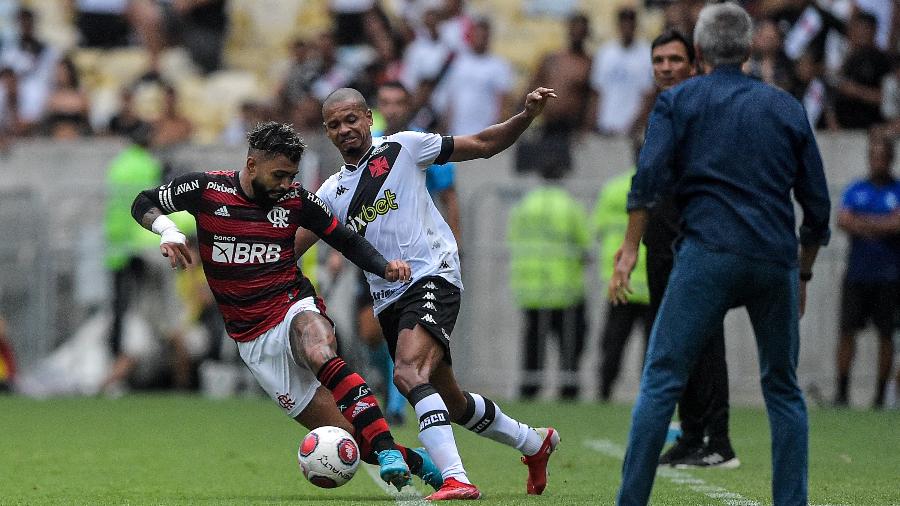 Gabigol, do Flamengo, disputa lance com Edimar, do Vasco, no Maracanã -  Thiago Ribeiro/AGIF