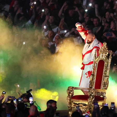 Astro do boxe, Tyson Fury tem entrada grandiosa para luta contra Dillian Whyte no estádio de Wembley, em Londres