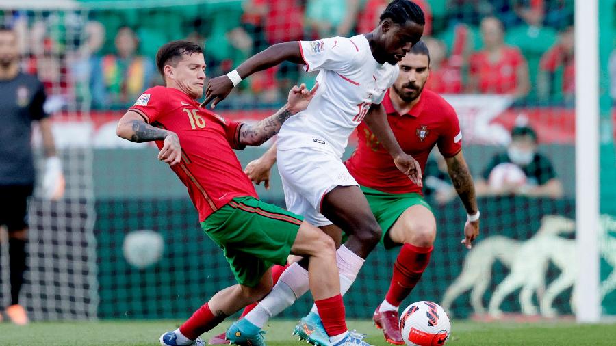 Otavio, de Portugal, disputa bola com Jordan Lotomba, da Suíça, em jogo pela Liga das Nações - David S. Bustamante/Soccrates/Getty Images